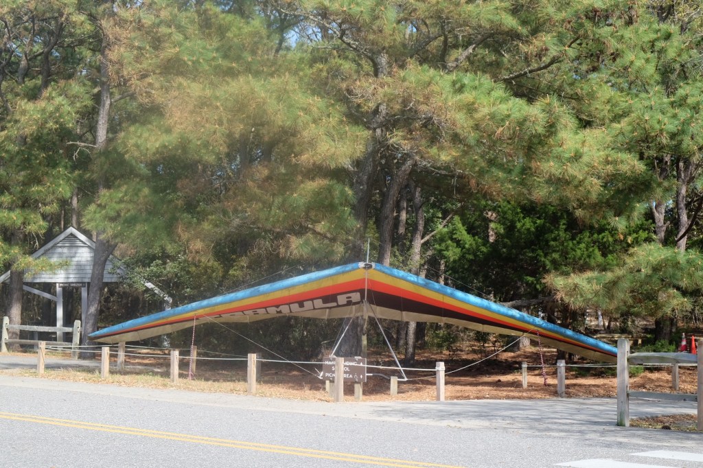 Jockey’s Ridge State Park有很多人來滑滑翔翼